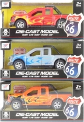 Kovinski jeep s povratnim mehanizmom in odpirajočimi se vrati