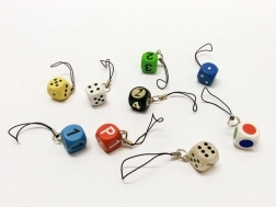 Detoa obesek za ključe kocka – barvni obesek za ključe