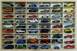 Lesena polica za avtomobilčke s 54 predalčki