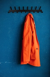 Stenska kovinska obešalna letva s 17 kljukami – črna