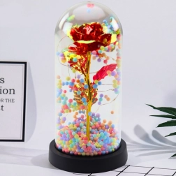 Večna vrtnica v kupoli z LED osvetlitvijo in barvnimi kroglicami rdeča