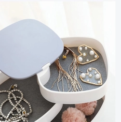 Bela večnivojska škatla za nakit