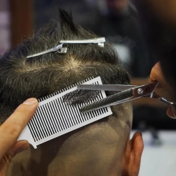 Profesionalen bel frizerski glavnik za striženje in posvetljevanje z ergonomskim ročajem