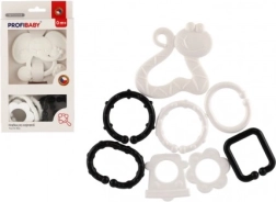 Živalka z ugrizno igračo s črnobelim obeskom