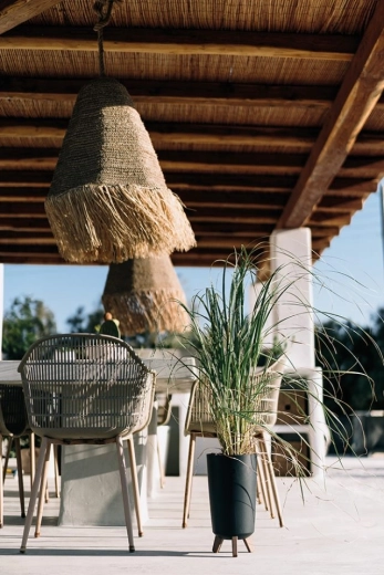 Lahek, vzdržljiv in primeren za notranjost ter zunanjost