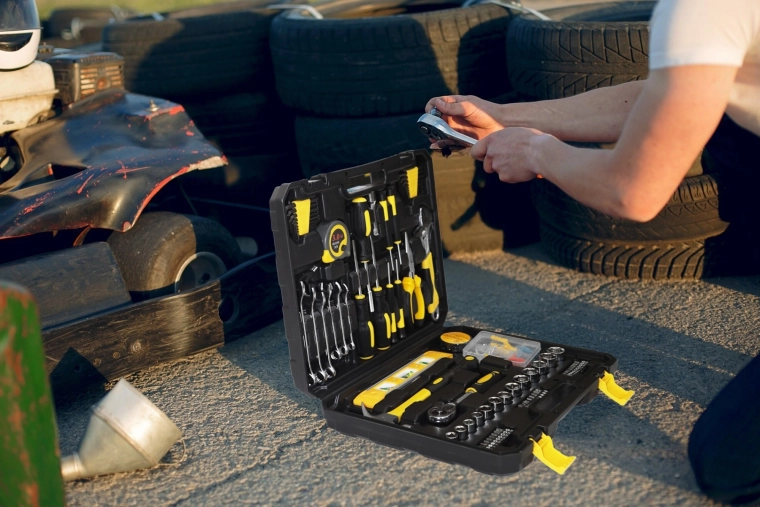 Durable materials: carbon steel and CrV