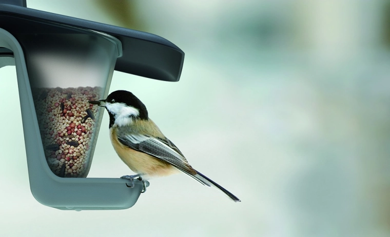 Krmilo ostane suho zahvaljujoč poševni strešici