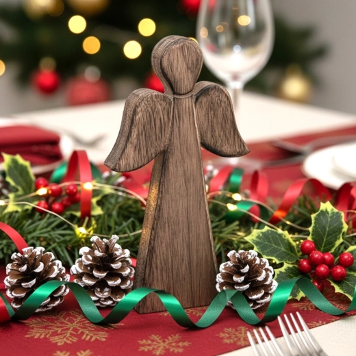 Božično vzdušje na mizi in na kaminovi polici