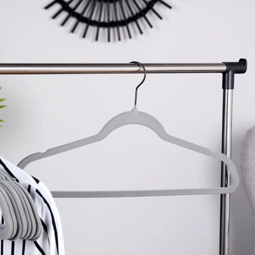 Vrtljiv kovinski kavelj