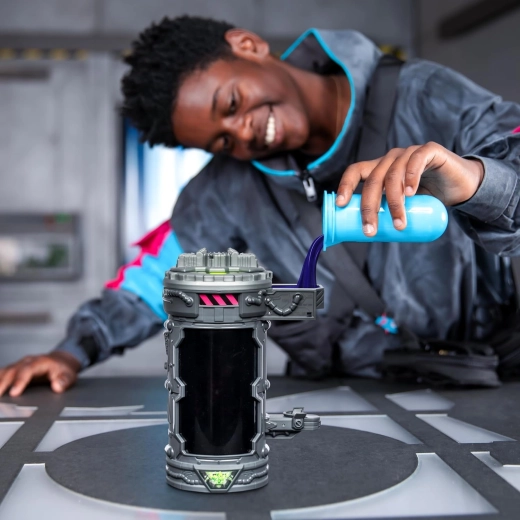 Eksperiment v vsebniku: nalij, pretrese, razkrij!