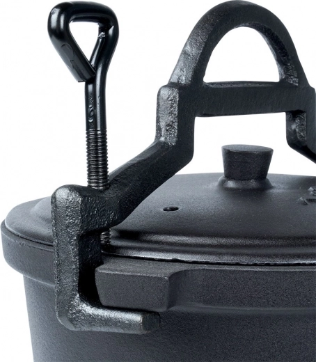 Trden pokrov z zateznimi vijaki