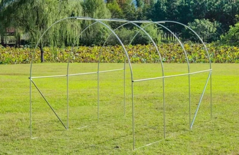 Stabilen pocinkan kovinski okvir