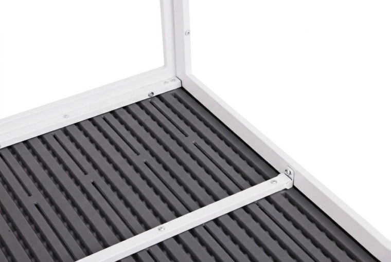 Stabilen jeklen okvir z zaščito tal