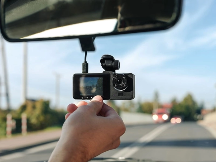 Neprekinjena zaščita: parkirni način in G‑senzor