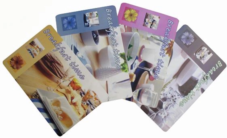 Plastični pogrinjek TORO 28 × 43 cm – zajtrkov motiv, mešanica vzorcev