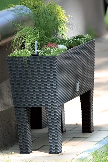 Povišana konstrukcija za udobno vrtnarjenje