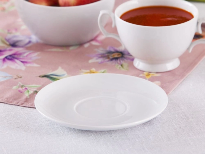 Eleganten bel porcelan z visokim sijajem