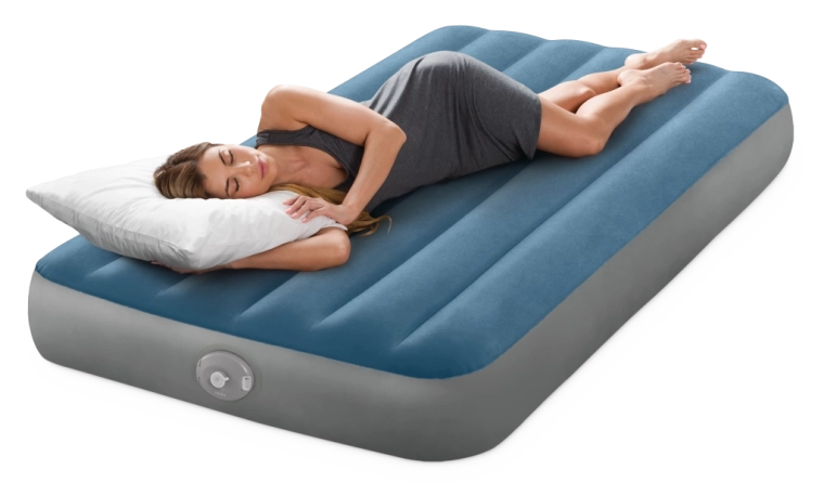 Prijeten semišasto‑flokan površinski sloj in nizek profil