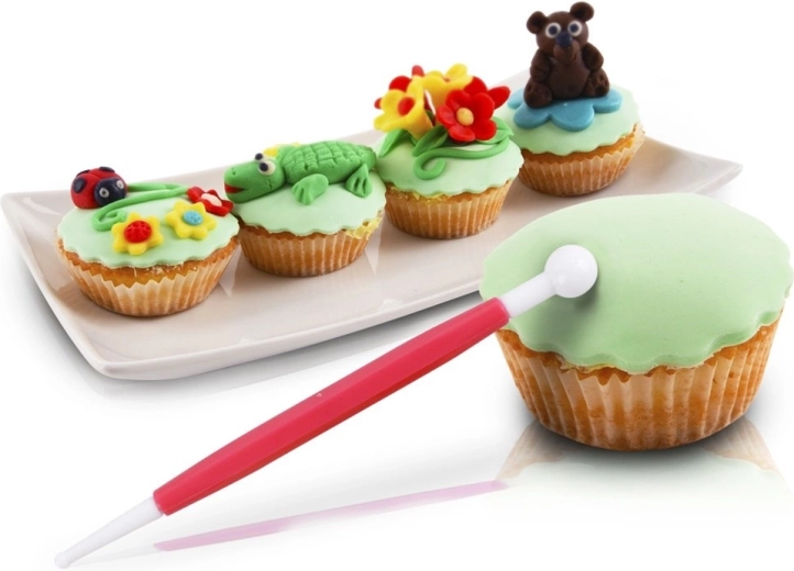 Nežni detajli cvetov in figuric