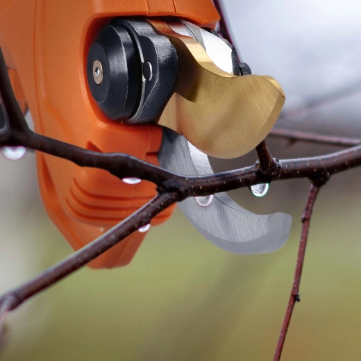 Cuts branches up to 30 mm and cutting force 180 N