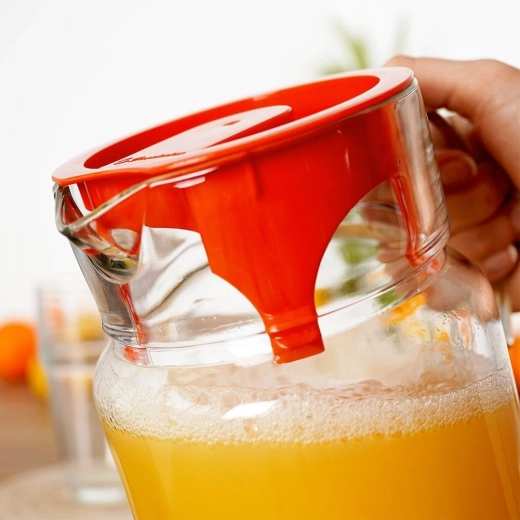 Praktičen pokrov ščiti napitek