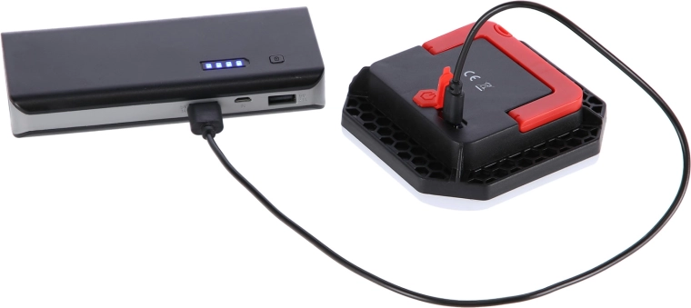 USB polnjenje in prilagodljivo nameščanje