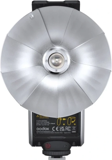 Foldable retro reflector for a distinctive look and practicality