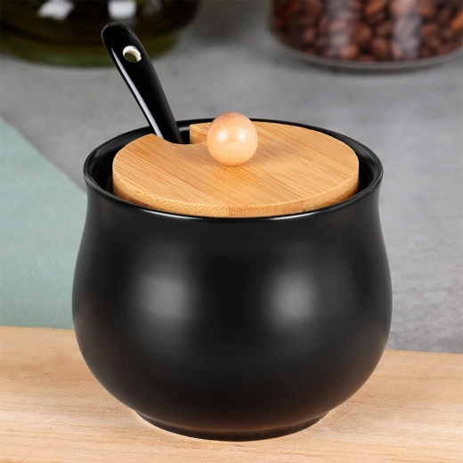 Praktična žlička z izrezom v pokrovu