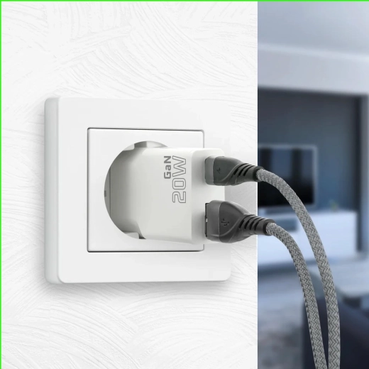 Dva izhoda: USB‑C PD + USB‑A QC 3.0