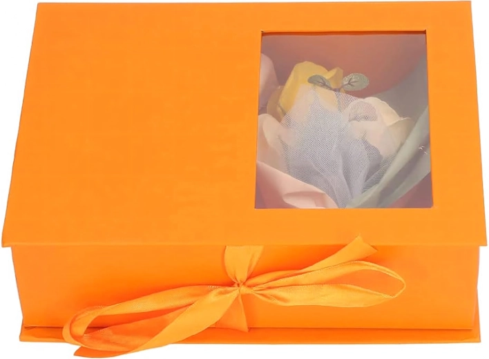 Darilno pakiranje in cvetlični dodatek