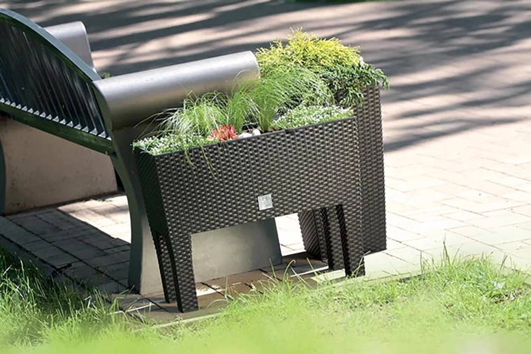 Odporen material z videzom ratana