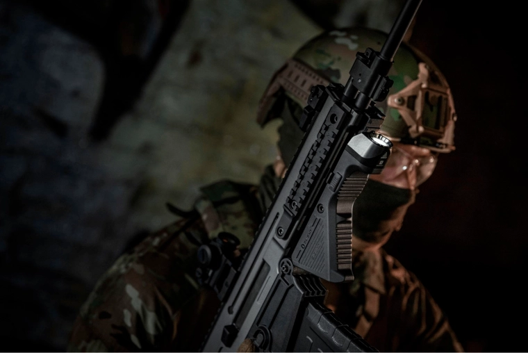 Izhod do 1450 lm in doseg 240 m