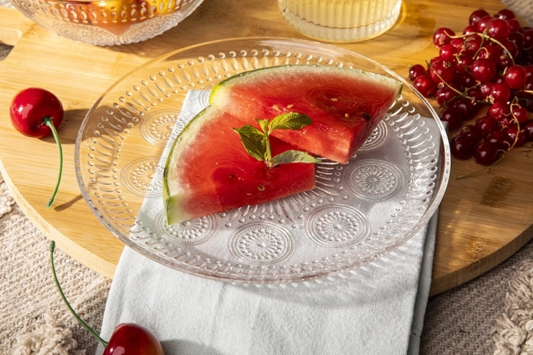Nežen reliefni vzorec za elegantno serviranje