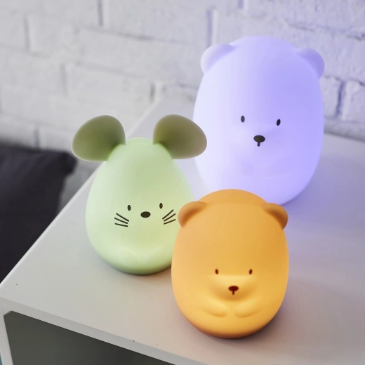 Do 12 ur svetenja in polnjenje prek micro USB