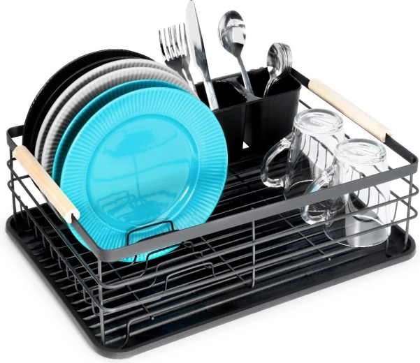 Premišljena razporeditev za 10 krožnikov in kozarce