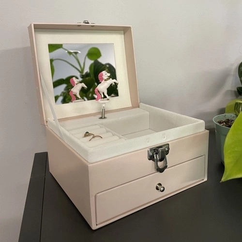 Glasbena skrinjica z vrtečim se samorogom