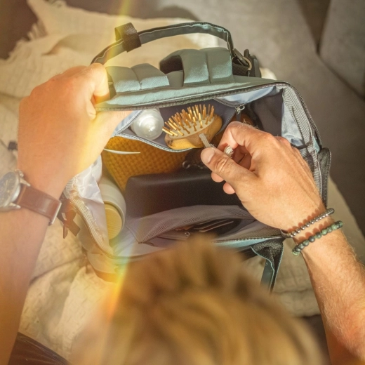 Pametna organizacija s termalnimi žepi in žepom za mokre stvari