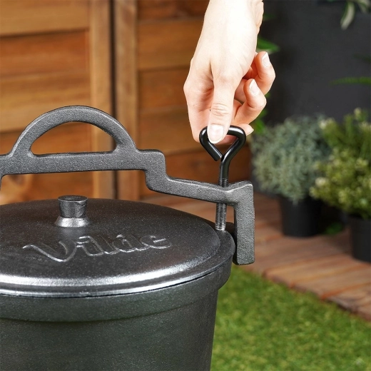 Čvrst pokrov z zračenjem in zaporo