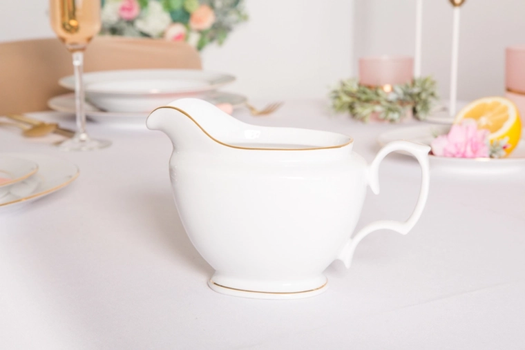 Brezčasna bela porcelanasta eleganca