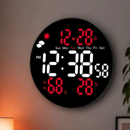 Temperatura, vlaga, datum in dan v tednu na enem mestu