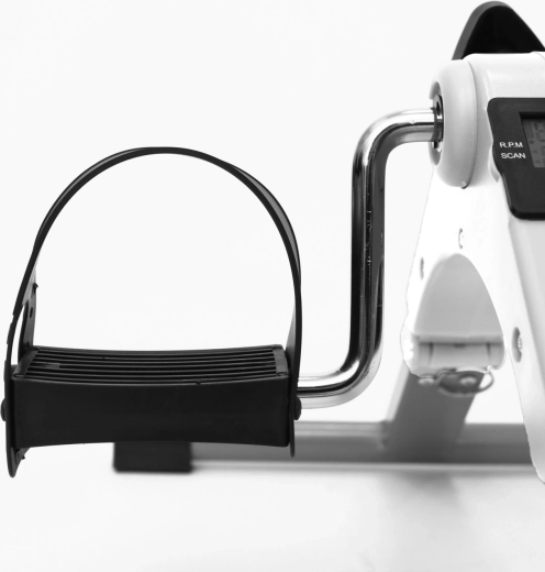 Manual resistance adjustment and comfortable strap pedals