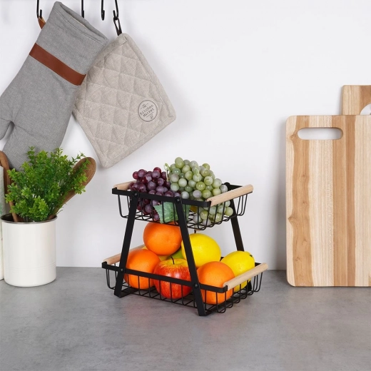 Trdna kovinska konstrukcija z lesenimi ročaji