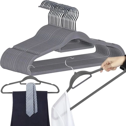 Komplet 20 sivih žametnih obešalnikov Ruhhy