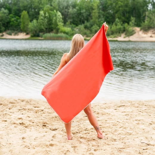 Lahek spremljevalec k vodi in na potovanja
