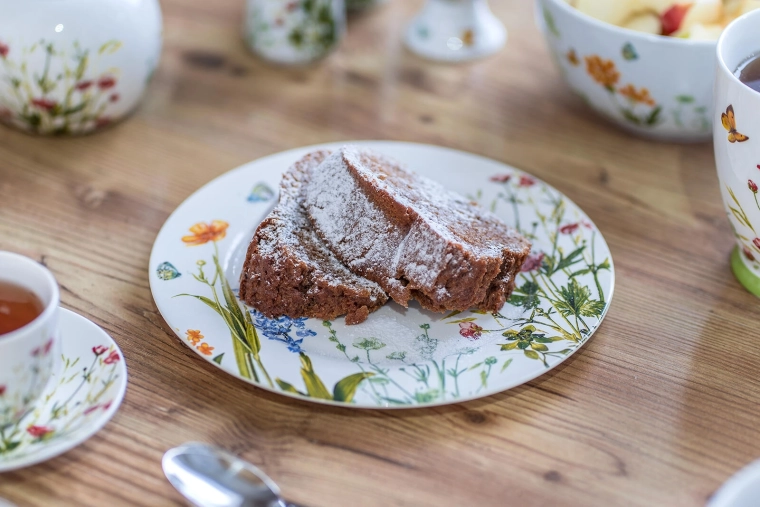 Cvetlični dekor, ki poživí mizo