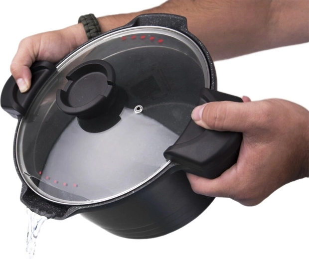 Široka ročaja in varno odlivanje