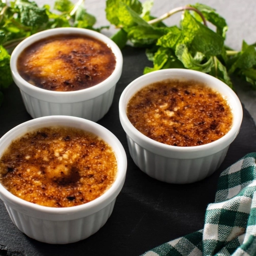 Eleganten porcelan z rebrasto strukturo