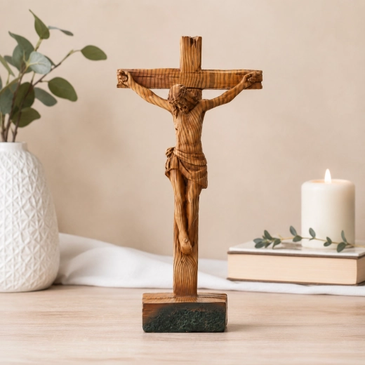 Surface with a natural wood effect