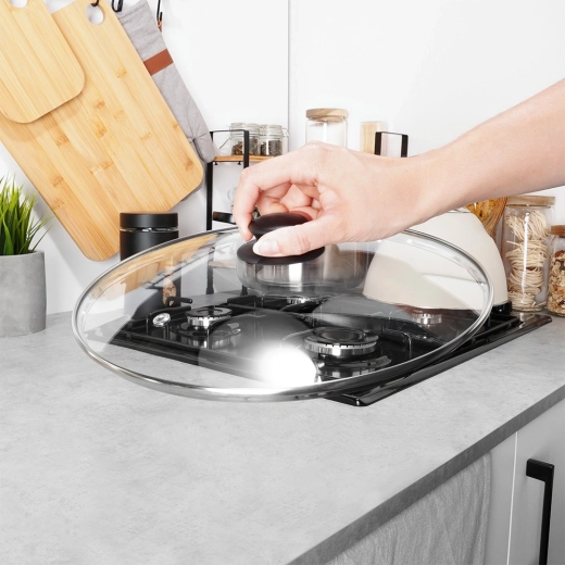 Vzdržljiv nerjavni rob in zanesljiv oprijem