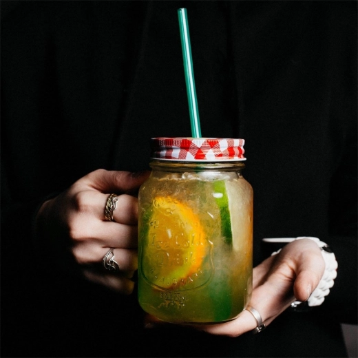 Stilsko serviranje z zaščito proti razlitju